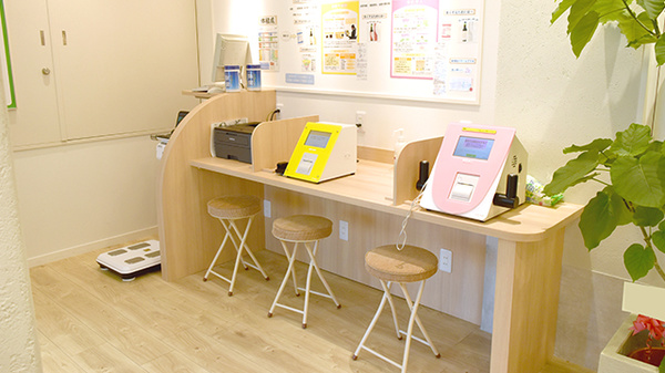 トーカイ薬局　ウェルネス小牧店の検体測定器