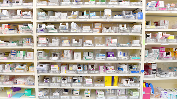 小林薬局佐古木支店の薬棚