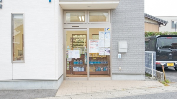 トーカイ薬局　半田店の入口