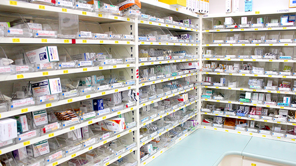 日生薬局　築地店の薬棚