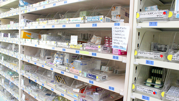 日生薬局　新若松町店の薬棚