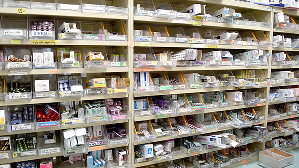ファルコ薬局　日野谷店の薬棚