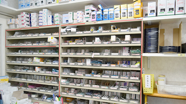 元町タツキ薬局の薬棚