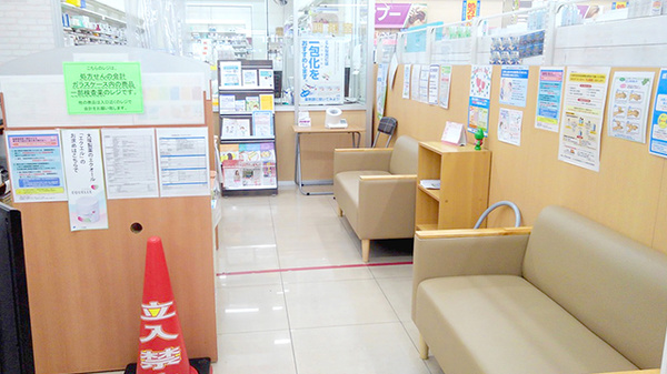 ウエルシア薬局　前橋天川大島店の待合スペース