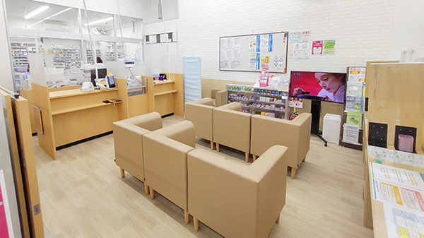 ウエルシア薬局　寒川大曲店の待合スペース