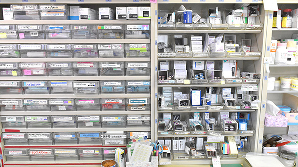 ひまわり薬局の薬棚