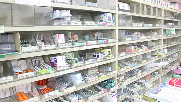 あんず調剤薬局　高幡店の薬棚