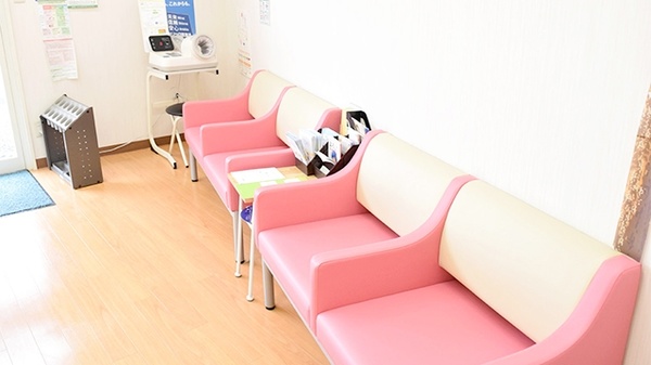 あんず調剤薬局　高尾店の待合スペース