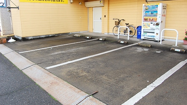 つばさ薬局の駐車場