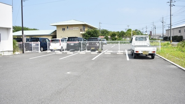 たかひげ調剤薬局の駐車場