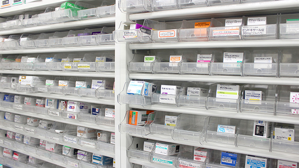 スピカ調剤薬局の薬棚