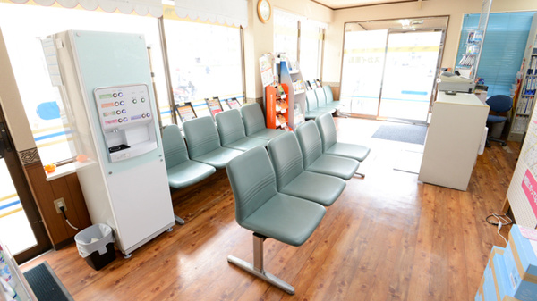 スカイ薬局の待合スペース