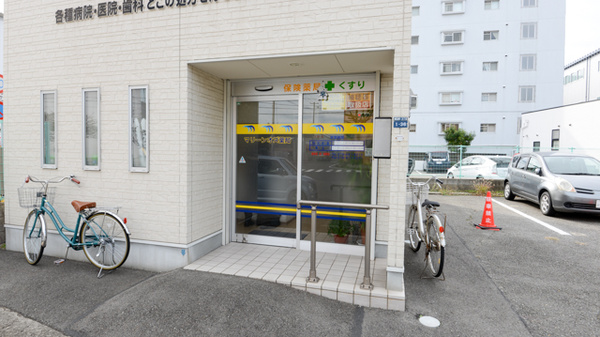 マリーンオズ薬局の入口