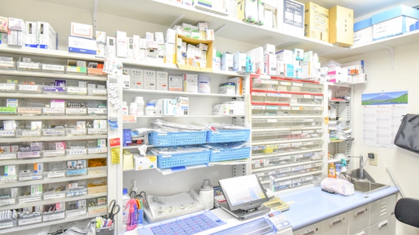 平安調剤薬局の薬棚