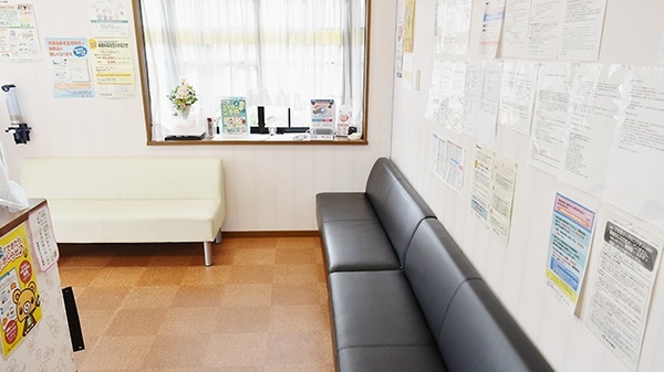 琵琶湖さざなみ薬局の待合スペース