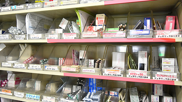 ライフ調剤薬局の薬棚