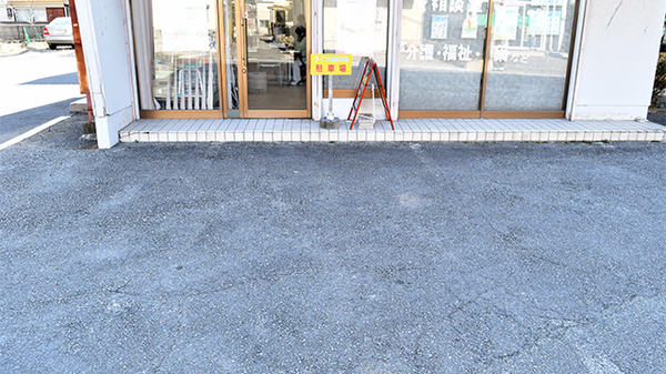 ライフ調剤薬局の駐車場