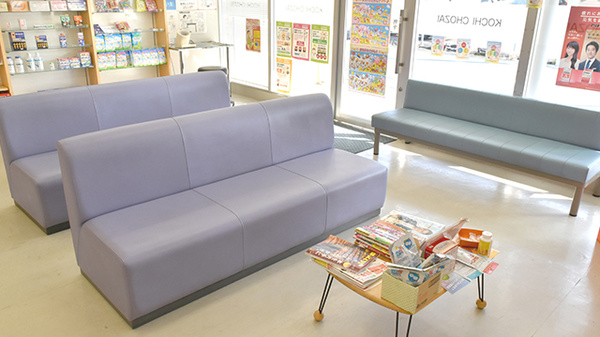 高知調剤薬局田井店の待合スペース