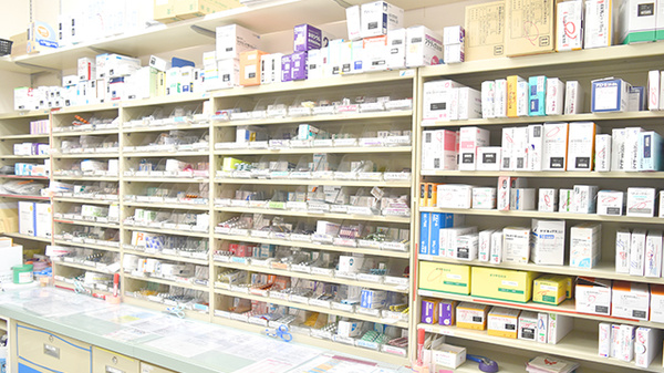 高知調剤薬局田井店の薬棚