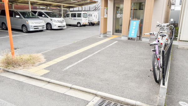 クルミ薬局の駐車場