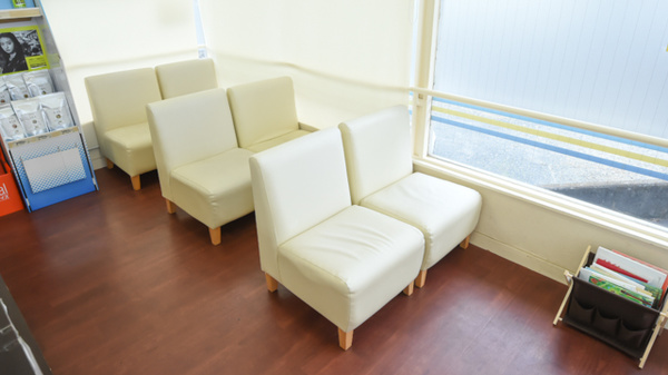 ピュア調剤薬局の待合スペース