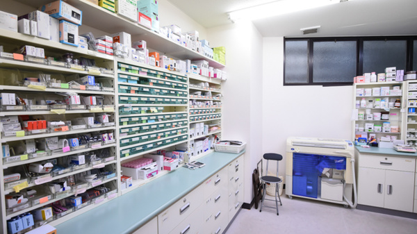 ピュア調剤薬局の薬棚