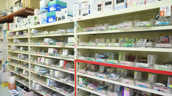 さかのいち調剤薬局の薬棚