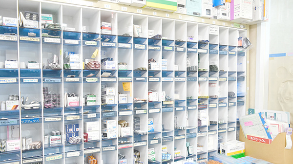 鴫野ファーマシィ薬局の薬棚