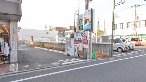 ココカラファイン薬局　アゼリア店の駐車場