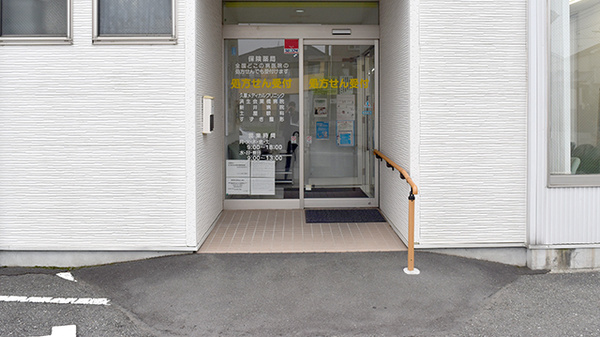 クラージュ薬局の入口