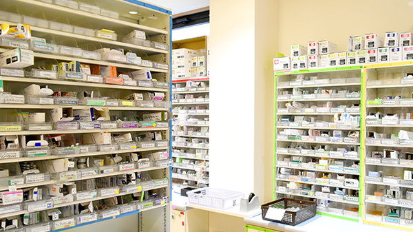 法円坂薬局　尼崎店の薬棚