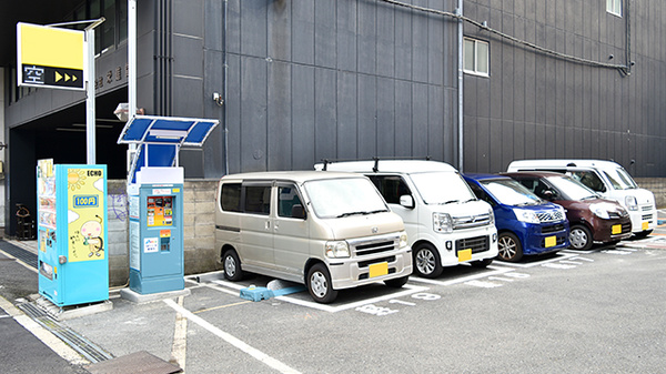 内久宝寺薬局の駐車場