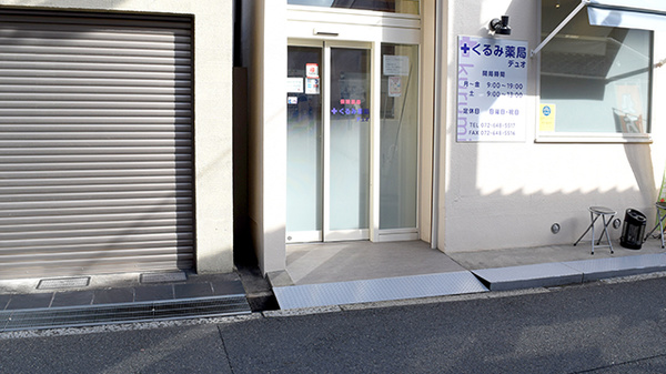 くるみ薬局　デュオの入口