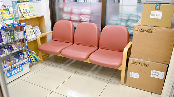 ドラッグセイムス東日暮里薬局の待合スペース