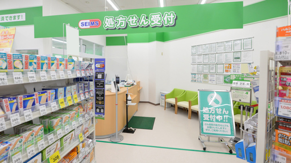 ドラッグセイムス国立駅南口薬局の入口