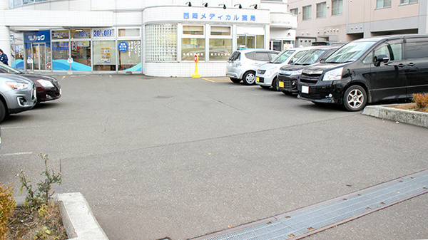 有限会社　西岡メディカル薬局の駐車場