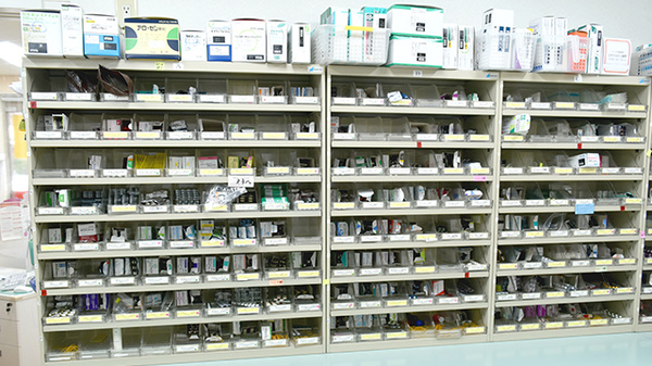 かいてき調剤薬局　桑原店の薬棚