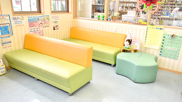 かいてき調剤薬局　枝松店の待合スペース