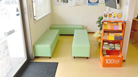 かいてき調剤薬局　新玉店の待合スペース