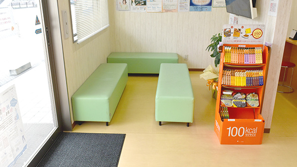 かいてき調剤薬局　新玉店の待合スペース