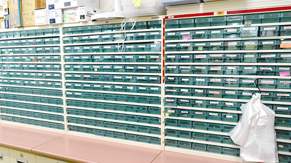 かいてき調剤薬局　新玉店の薬棚