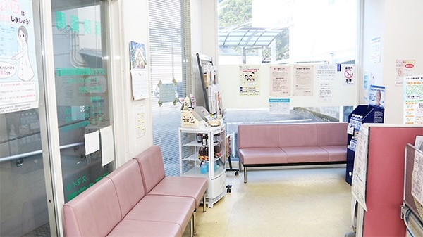 スマイル調剤薬局　鮎喰店の待合スペース