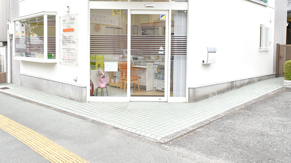 スマイル調剤薬局　二軒屋店の入口