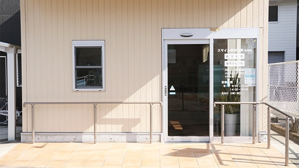 スマイル調剤薬局　北村店の入口