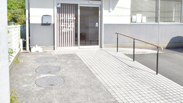 スマイル調剤薬局　さつき店の入口