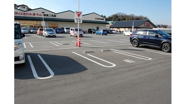 サン薬局　二名店の駐車場
