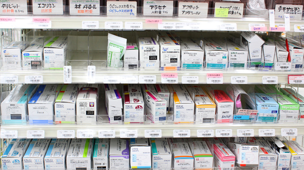 ドラッグセイムス　残堀薬局の薬棚