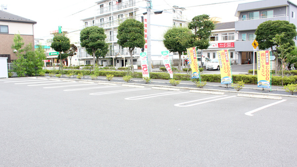 ドラッグセイムス　青梅河辺薬局の駐車場