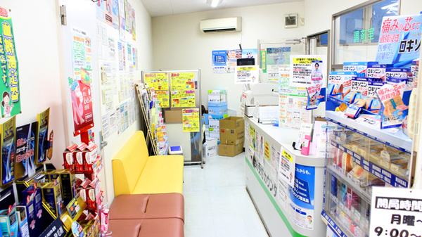 ドラッグセイムス　青梅藤橋薬局の待合スペース