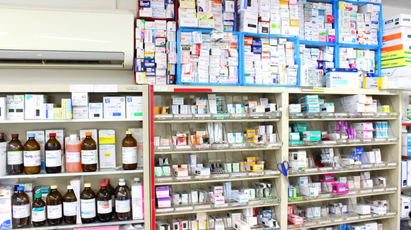 ドラッグセイムス　青梅藤橋薬局の薬棚